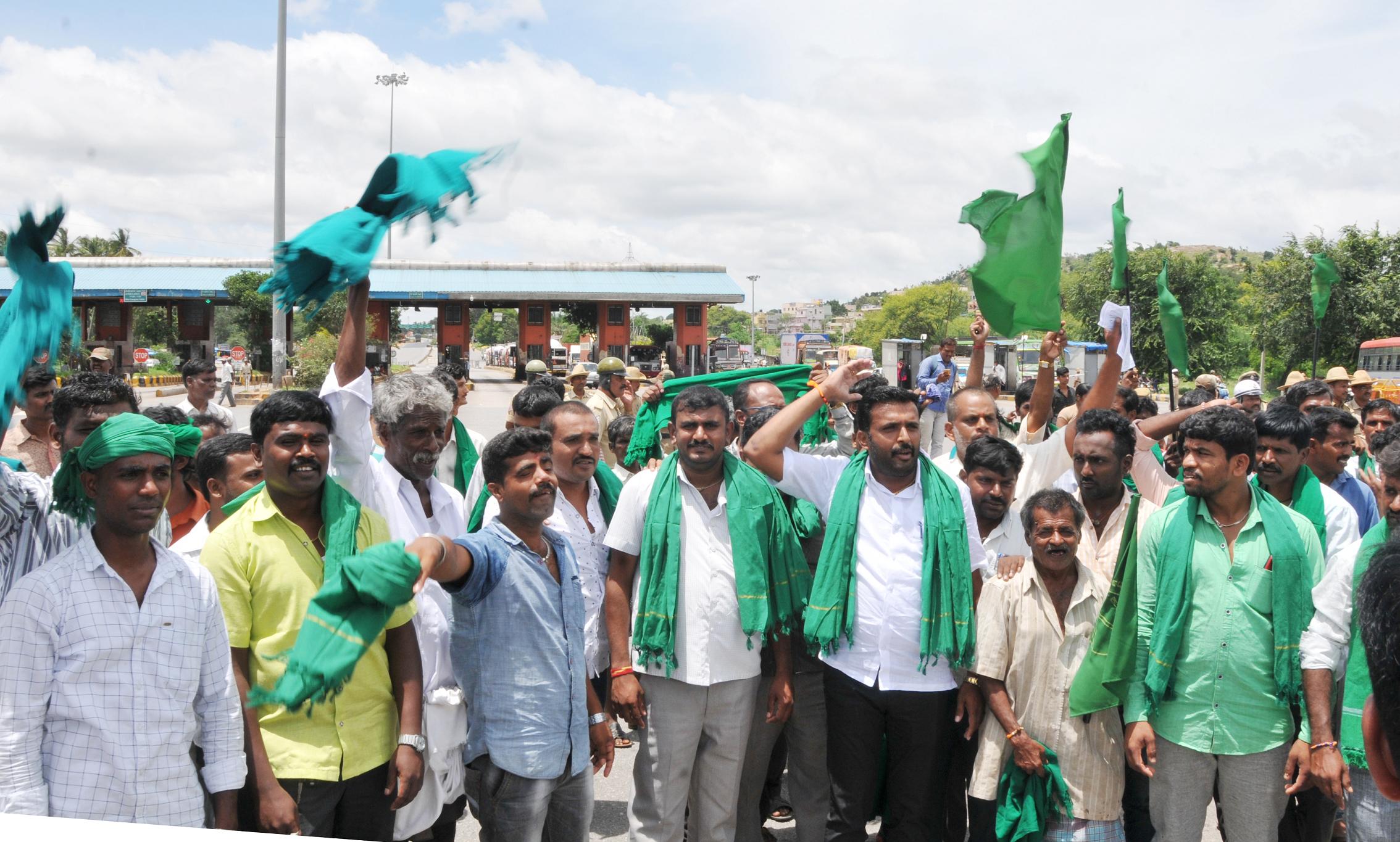 ಭೂಸ್ವಾಧೀನ ತಿದ್ದುಪಡಿ ಕಾಯ್ದೆ ವಿರೋಧಿಸಿ ರೈತರಿಂದ ಹೆದ್ದಾರಿ ತಡೆ