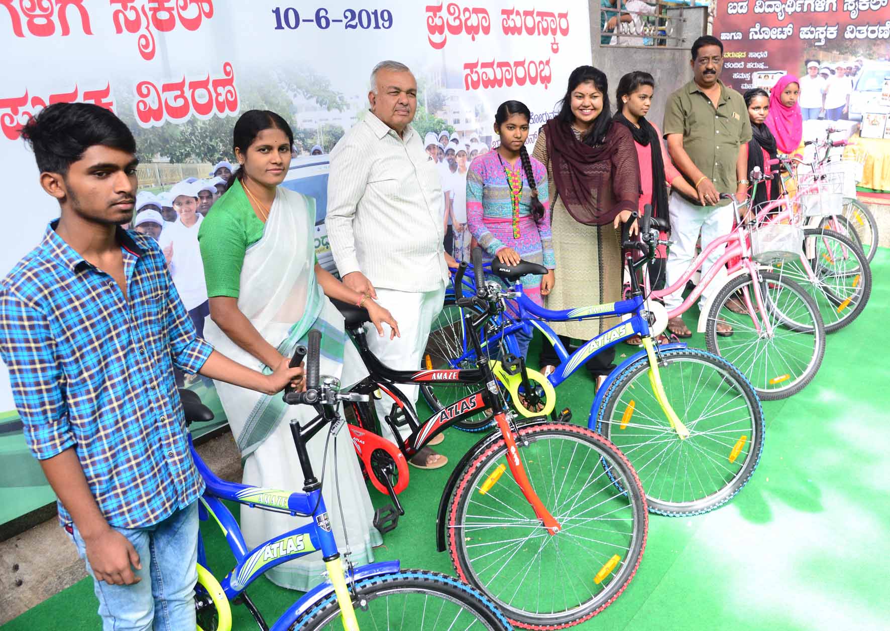 ಬಡಮಕ್ಕಳಿಗೆ ಉಚಿತ ಸೈಕಲ್, ಪುಸ್ತಕಗಳ ವಿತರಣೆ