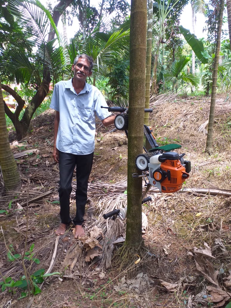 ಅಡಿಕೆ ಮರ ಏರುವ ಮೋಟಾರ್ ಬೈಕ್ ಕಂಡುಹಿಡಿದ ಬಂಟ್ವಾಳದ ರೈತ ! ಅಡಿಕೆ ಮರ ಏರುವ ಮೋಟಾರ್ ಬೈಕ್ ಕಂಡುಹಿಡಿದ ಬಂಟ್ವಾಳದ ರೈತ !