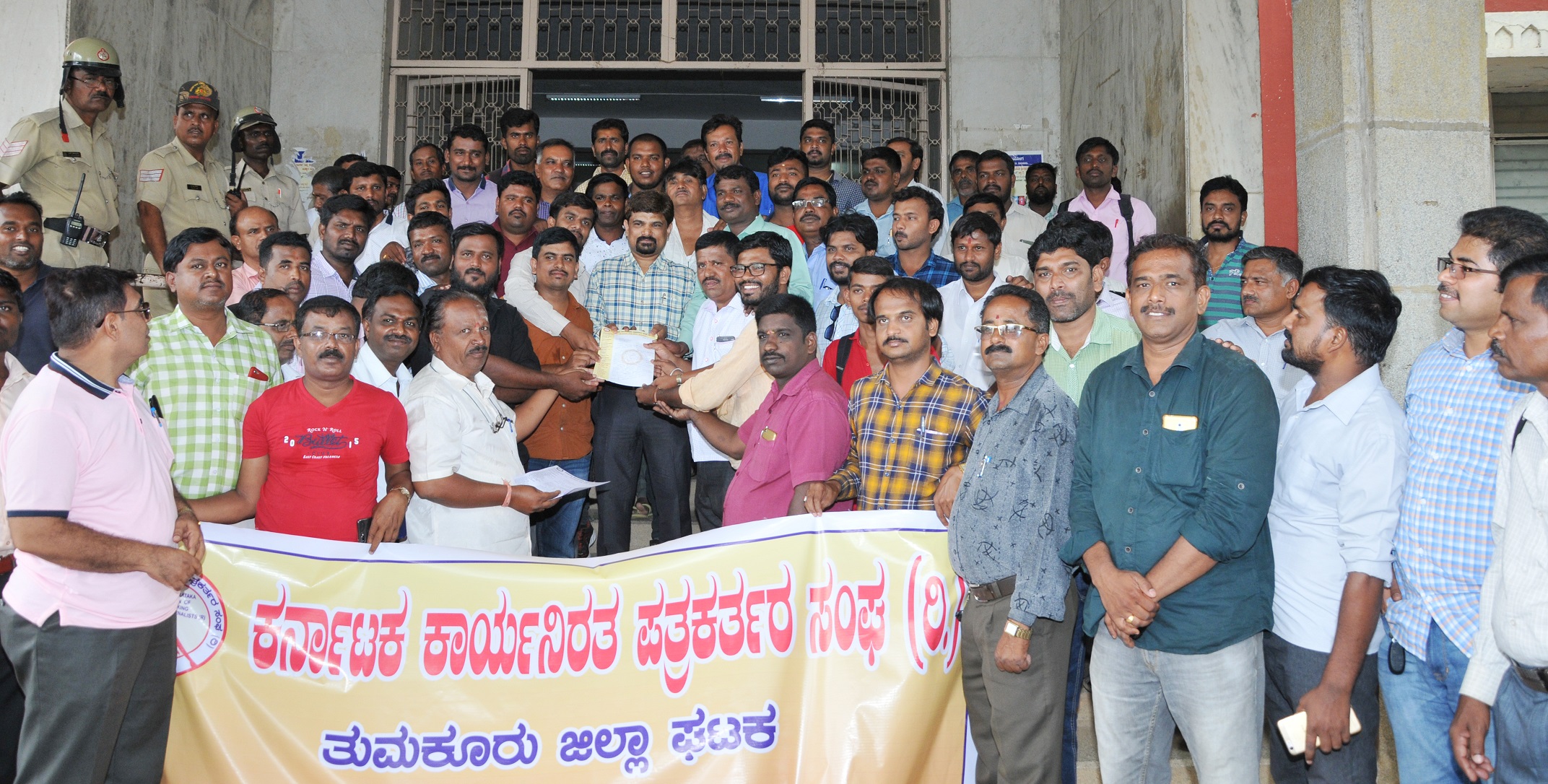 ತುಮಕೂರು: ಮಾಧ್ಯಮದವರ ಮೇಲಿನ ಹಲ್ಲೆಗೆ ವ್ಯಾಪಕ ಖಂಡನೆ; ವಿವಿಧೆಡೆ ಪ್ರತಿಭಟನೆ