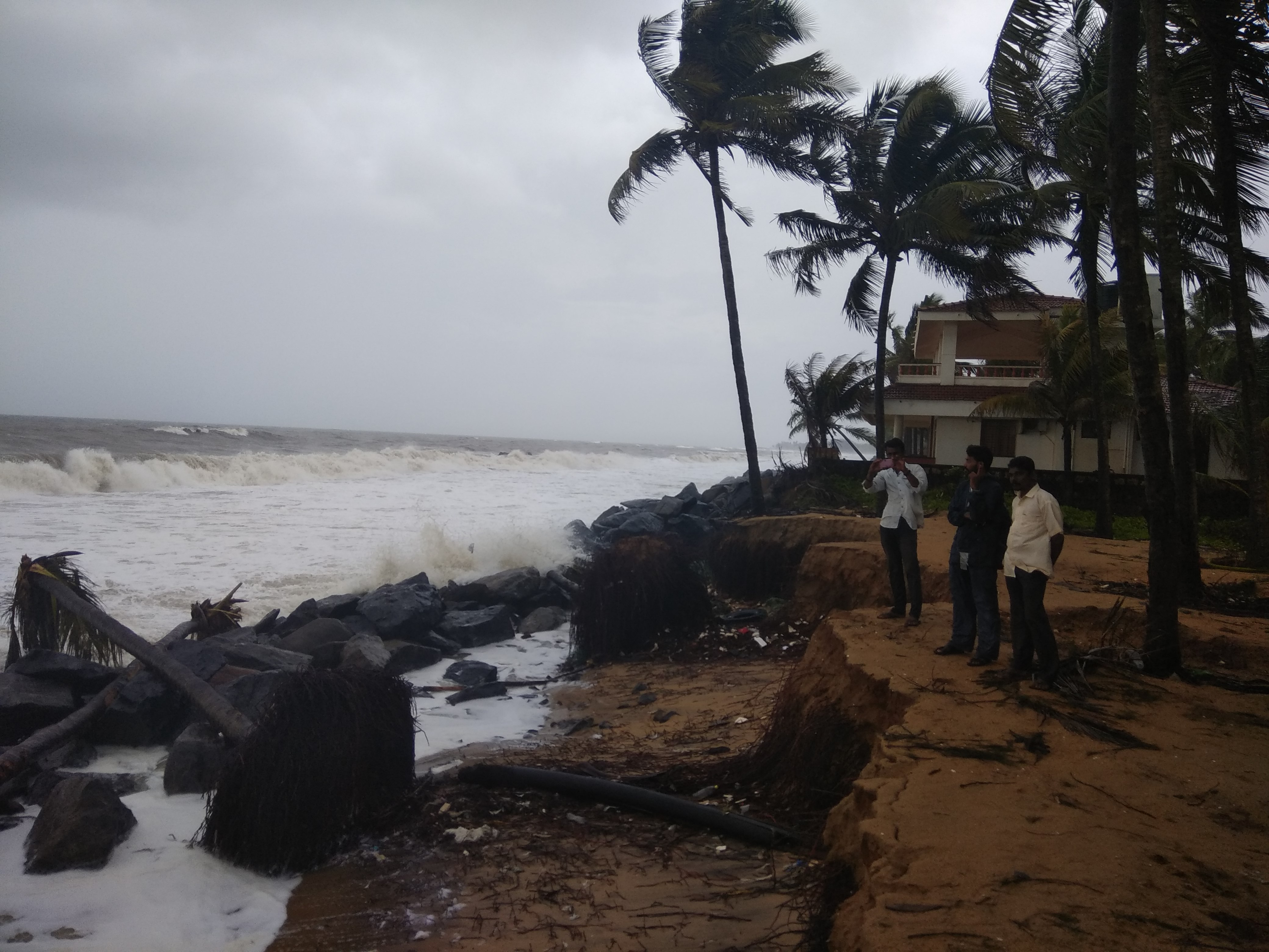 ಉಳ್ಳಾಲದಲ್ಲಿ ಕಡಲ್ಕೊರೆತದ ಅಬ್ಬರ: ಆತಂಕದಲ್ಲಿ ಜನತೆ