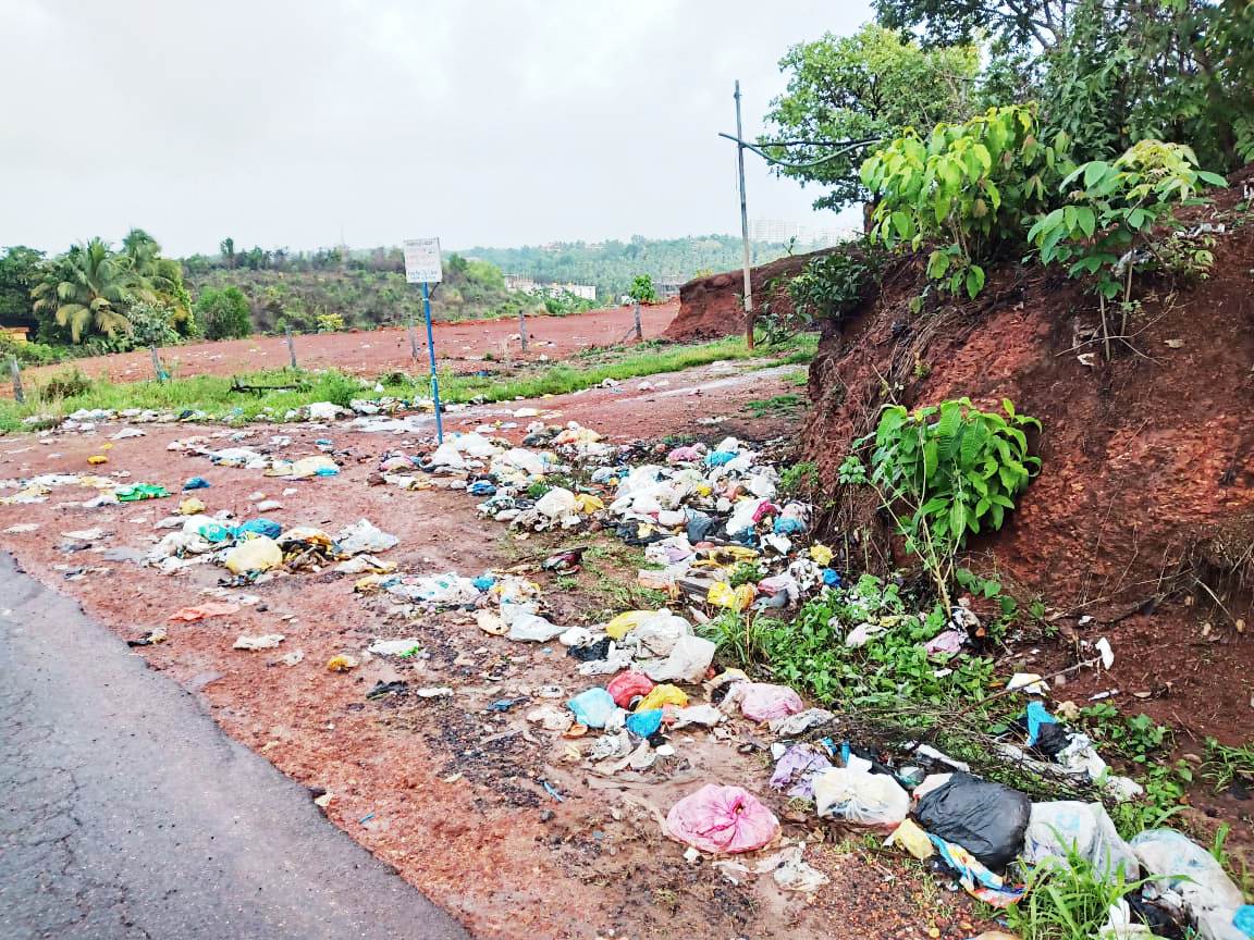 ಕಿನ್ಯ ಗ್ರಾಪಂ: ವ್ಯಾಪ್ತಿಯಲ್ಲಿ ಗಬ್ಬೆದ್ದು ನಾರುತ್ತಿರುವ ರಸ್ತೆ; ಆರೋಪ