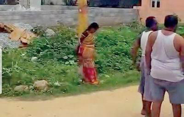 ಚೀಟಿ ಹಣ ವಾಪಸ್ ನೀಡದ್ದಕ್ಕೆ ಮಹಿಳೆಯನ್ನು ಕಂಬಕ್ಕೆ ಕಟ್ಟಿ ಥಳಿಸಿದರು !