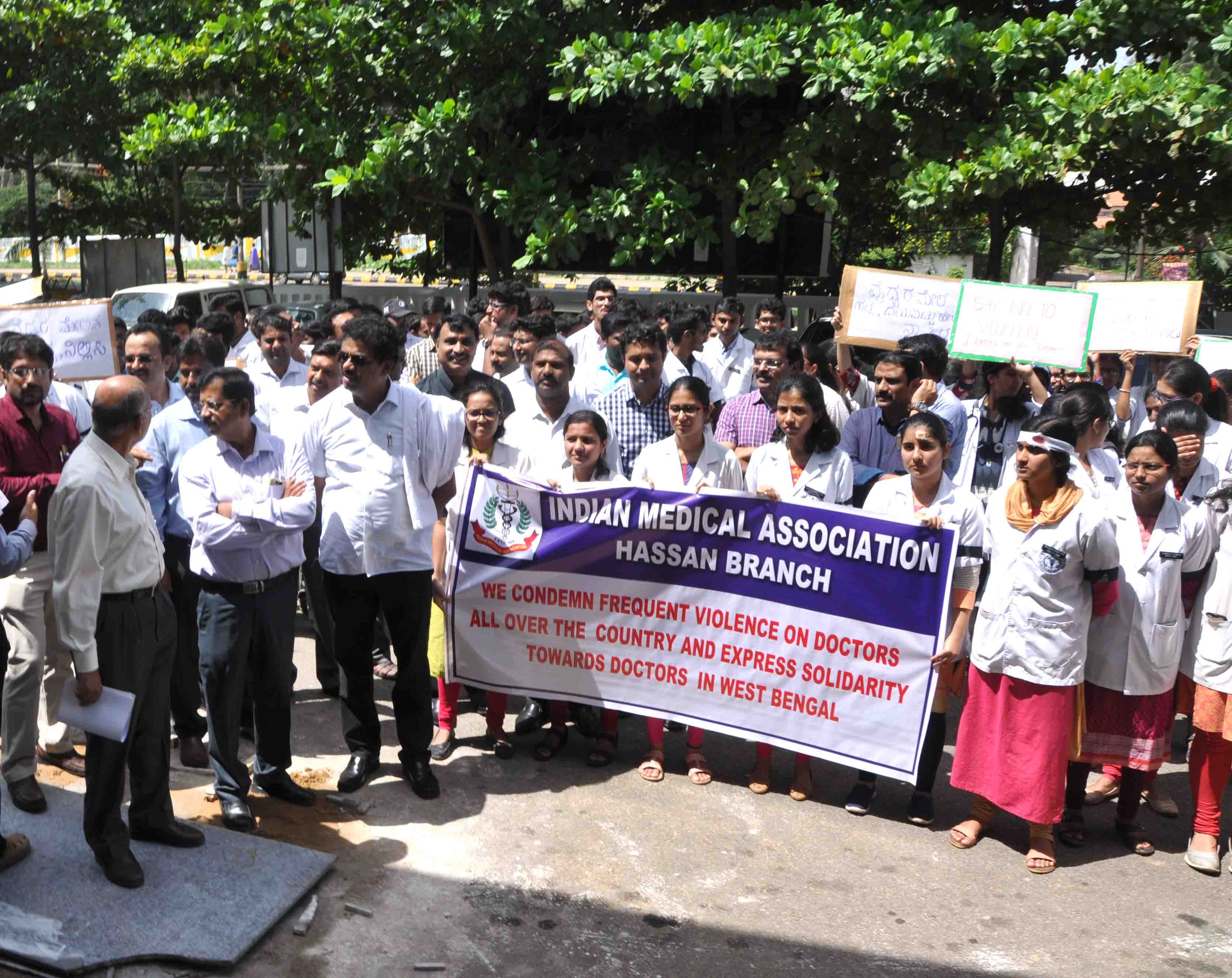 ವೈದ್ಯರ ಮೇಲೆ ಹಲ್ಲೆ ಪ್ರಕರಣ: ಕಪ್ಪು ಪಟ್ಟಿ ಧರಿಸಿ ಪ್ರತಿಭಟನೆ
