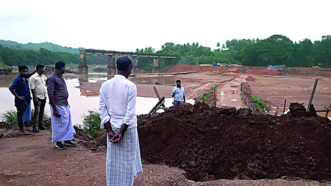 ಮುಲ್ಲರಪಟ್ಣ ಸೇತುವೆ ಕುಸಿದು ವರ್ಷವಾದರೂ ಆರಂಭವಾಗದ ಕಾಮಗಾರಿ: ತಾತ್ಕಾಲಿಕ ಮಣ್ಣಿನ ಕಚ್ಚಾ ರಸ್ತೆ ತೆರವು