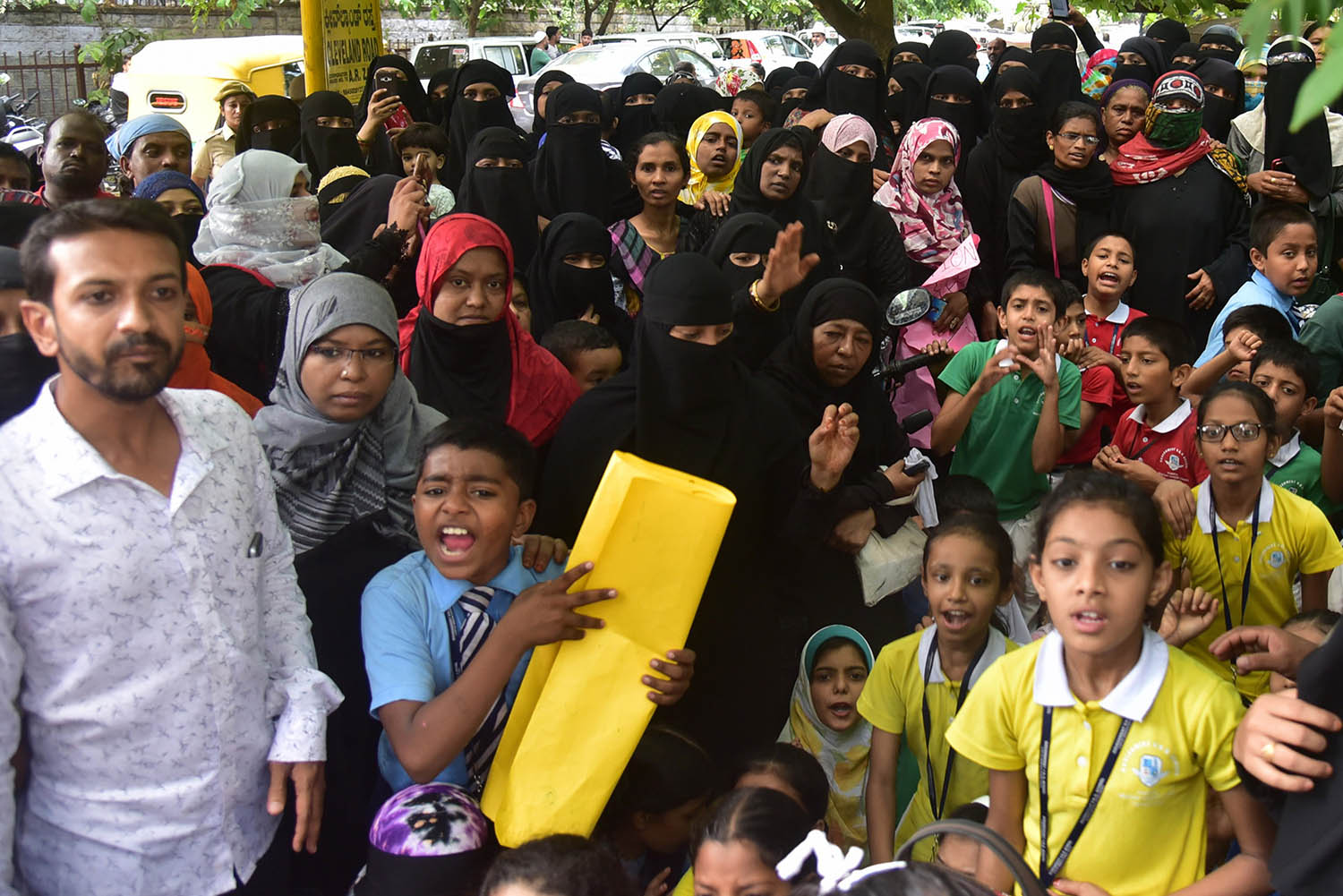 ರೋಷನ್ ಬೇಗ್ ಮನೆ ಮುಂದೆ ಶಾಲಾ ಮಕ್ಕಳು, ನೂರಾರು ಪೋಷಕರಿಂದ ಧರಣಿ