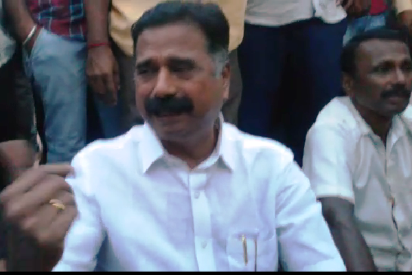 ಮೆರವಣಿಗೆಯಲ್ಲಿದ್ದವರಿಂದ ಅವ್ಯಾಚ್ಯ ಶಬ್ದಗಳಿಂದ ನಿಂದನೆ ಆರೋಪ: ಧರಣಿ ಕುಳಿತ ಶಾಸಕ