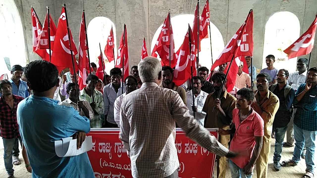 ನೌಕರಿ ಖಾಯಂಗಾಗಿ ಆಗ್ರಹ: ಕೊಡಗು ಜಿಲ್ಲೆಯ ಗ್ರಾ.ಪಂ ನೌಕರರಿಂದ ಧರಣಿ