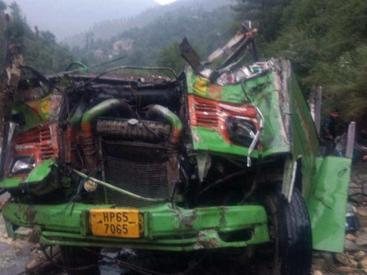 ಕಮರಿಗೆ ಬಿದ್ದ ಬಸ್: 42 ಪ್ರಯಾಣಿಕರು ಮೃತ್ಯು