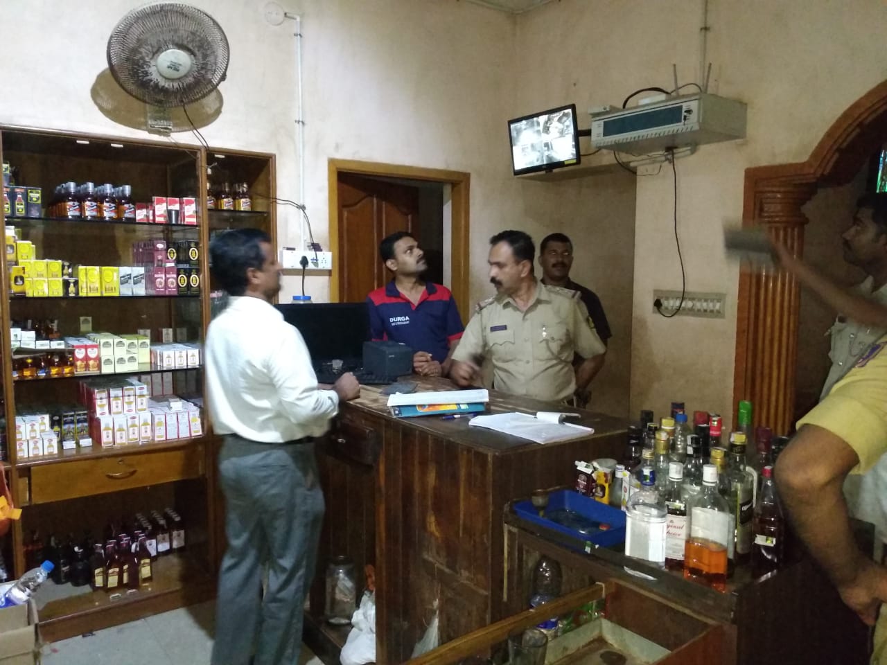 ಮಂಗಳೂರು ಬಾರ್‌ಗಳಲ್ಲಿ ಪೊಲೀಸರ ಪರಿಶೀಲನೆ