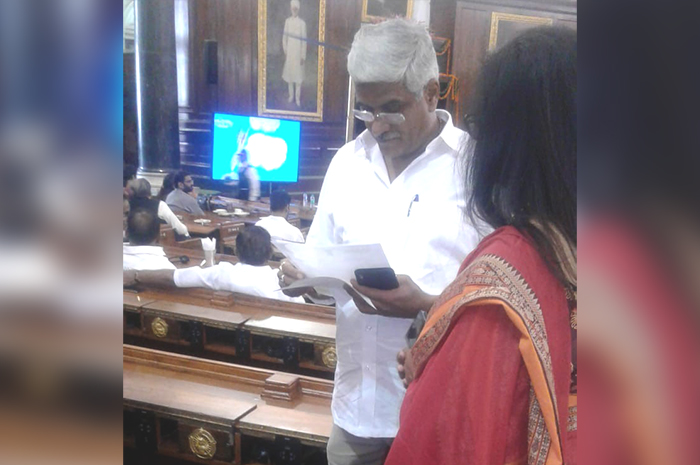 ಬೆಳೆಗಳಿಗೆ ನೀರು ಬಿಡುಗಡೆಗೆ ಸುಮಲತಾ ಮನವಿ: ಕೇಂದ್ರ ಜಲ ಸಂಪನ್ಮೂಲ ಸಚಿವರಿಗೆ ಮನವಿ ಪತ್ರ