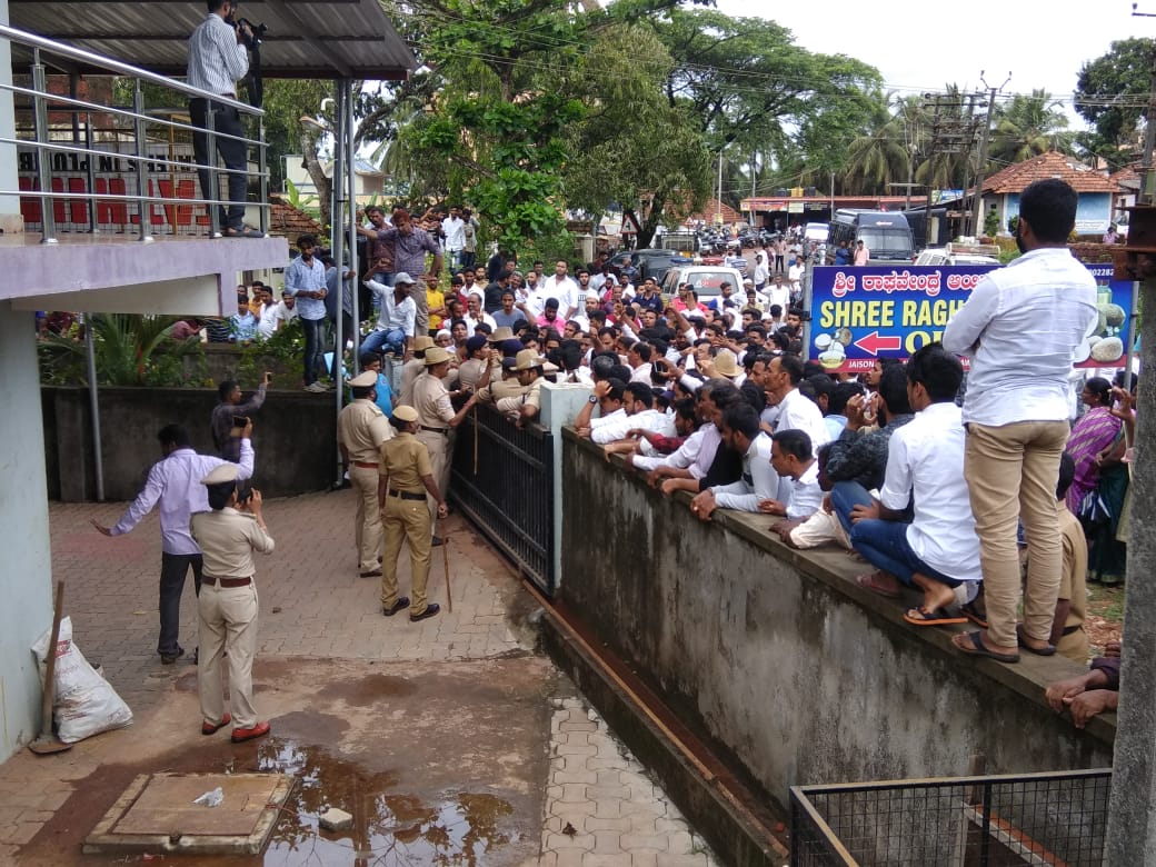 ಗ್ರಾಮಚಾವಡಿ: ಮದ್ಯದಂಗಡಿ ಮುಚ್ಚಲು ಒತ್ತಾಯಿಸಿ ನಾಗರಿಕರಿಂದ ಪ್ರತಿಭಟನೆ; ಮುತ್ತಿಗೆ