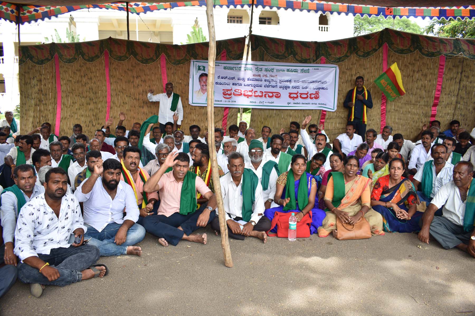 ನಾಲೆಗಳಿಗೆ ನೀರು ಹರಿಸಲು ಒತ್ತಾಯಿಸಿ ರೈತಸಂಘ ಧರಣಿ