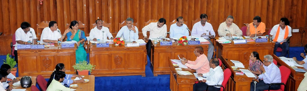 ದಾವಣಗೆರೆ: ಬರ ನಿರ್ವಹಣೆ ಕುರಿತು ಪರಿಶೀಲನಾ ಸಭೆ- ಜಲ ಅರಿವು ಮೂಡಿಸಲು ಸಚಿವ ಕೃಷ್ಣಭೆರೇಗೌಡ ಸೂಚನೆ