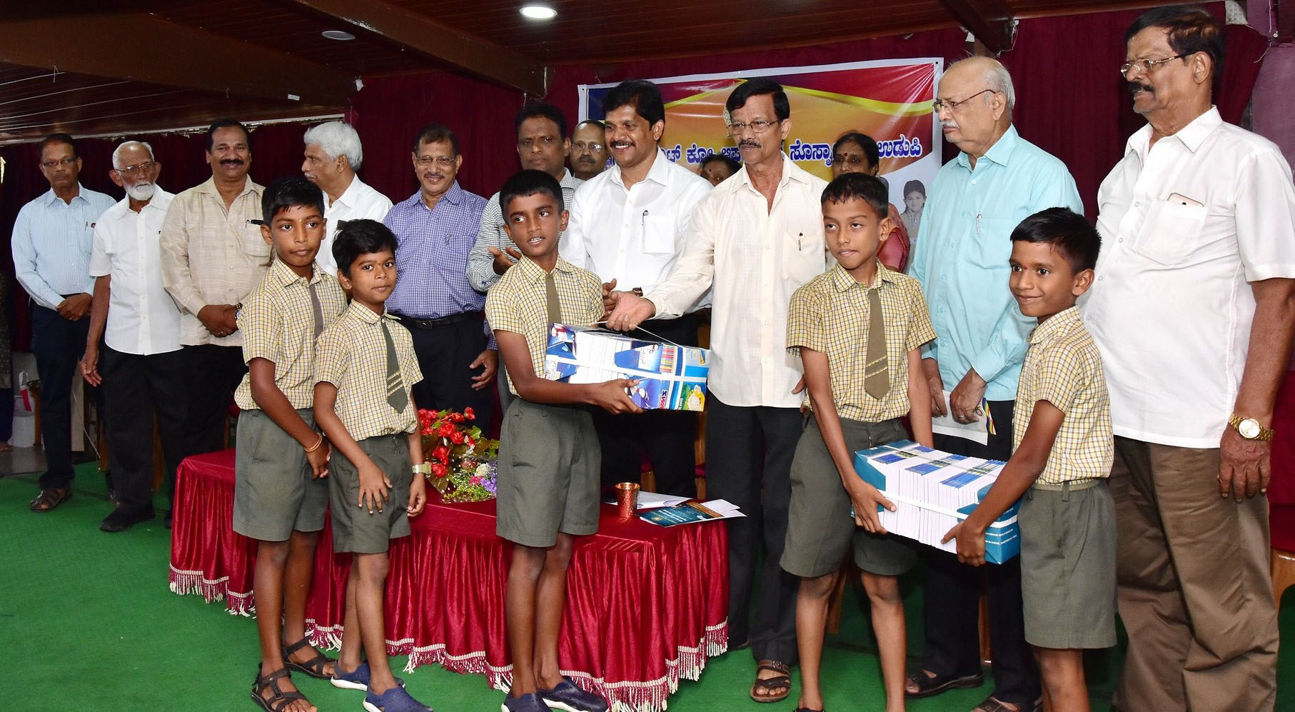 ಉಡುಪಿ: ಕನ್ನಡ ಮಾಧ್ಯಮ ಶಾಲೆಗಳಿಗೆ 5ಲಕ್ಷ ರೂ. ಮೊತ್ತದ ಪುಸ್ತಕ, ಸಮವಸ್ತ್ರ, ಆರ್ಥಿಕ ನೆರವು ವಿತರಣೆ