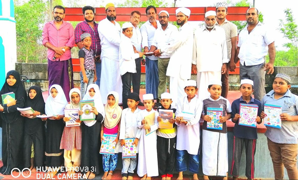 ಚಂದ್ರನಗರ: ಮದ್ರಸ ವಿದ್ಯಾರ್ಥಿಗಳಿಗೆ ಪರಿಕರ ವಿತರಣೆ