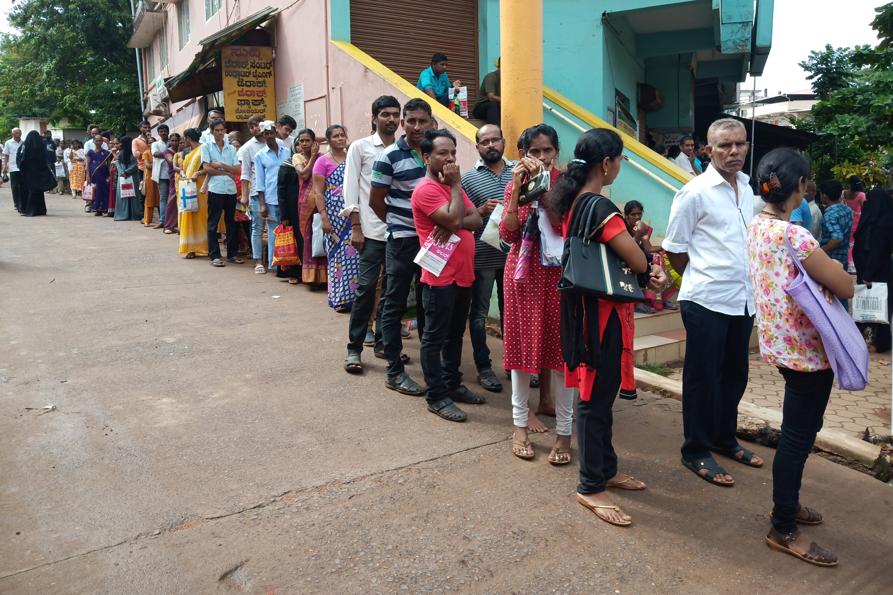 ಬಂಟ್ವಾಳ: ಆಧಾರ್ ಕಾರ್ಡಿಗೆ ಮುಂಗಡ ಟೋಕನ್ ಪಡೆಯಲು ಕಾದು ಸುಸ್ತಾದ ಸಾರ್ವಜನಿಕರು