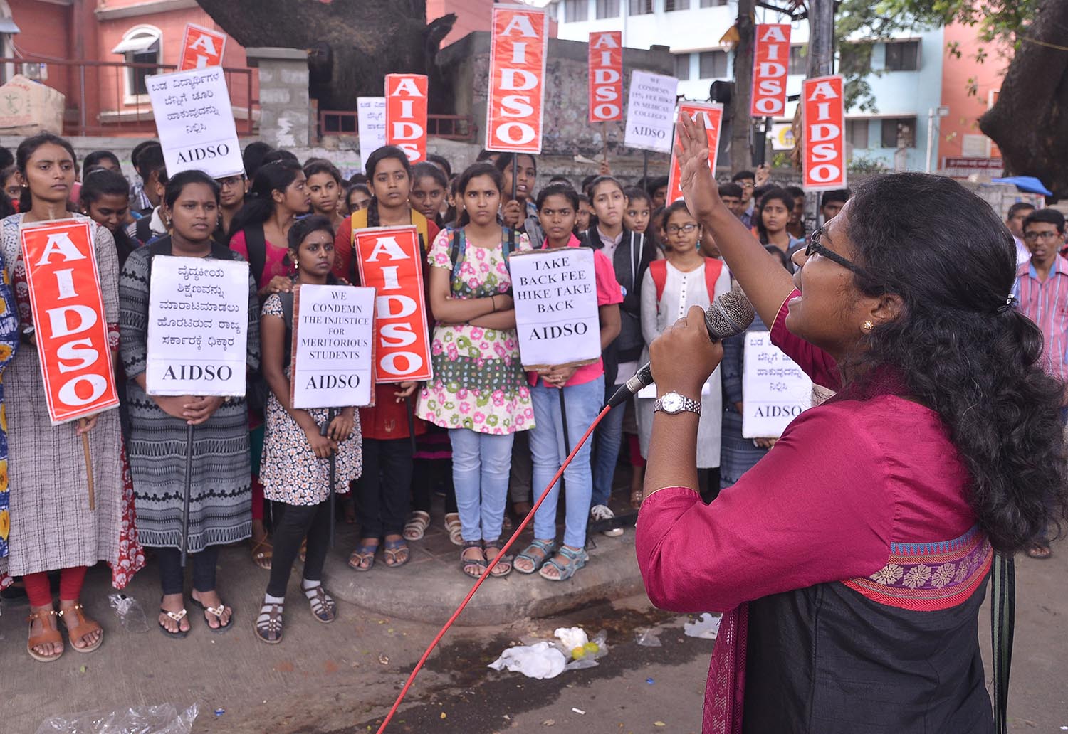 ವೈದ್ಯಕೀಯ ಪ್ರವೇಶಾತಿ ಶುಲ್ಕ ಹೆಚ್ಚಳ ಖಂಡಿಸಿ ಎಐಡಿಎಸ್‌ಒ ಪ್ರತಿಭಟನೆ
