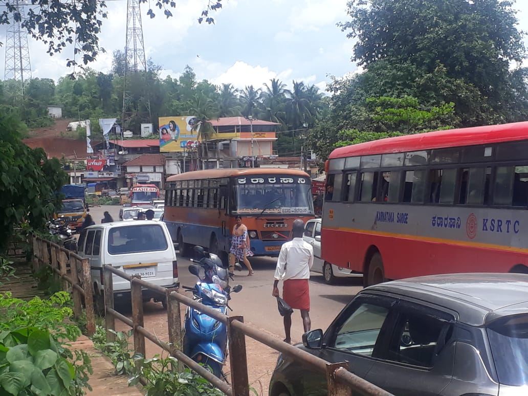 ಬಸ್ ಚಾಲಕನ ಮೇಲೆ ಹಲ್ಲೆ: ಮೂವರು ಪೊಲೀಸ್ ವಶಕ್ಕೆ