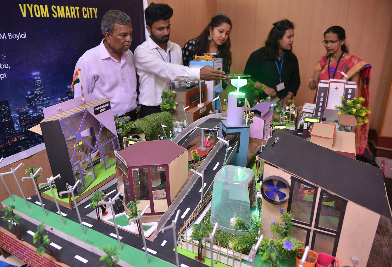 ಎಪಿಎಸ್ ಕಾಲೇಜು ವಿದ್ಯಾರ್ಥಿಗಳಿಂದ ಸ್ವಯಂಚಾಲಿತ ತ್ರಿಚಕ್ರ ವಾಹನ ಅನಾವರಣ