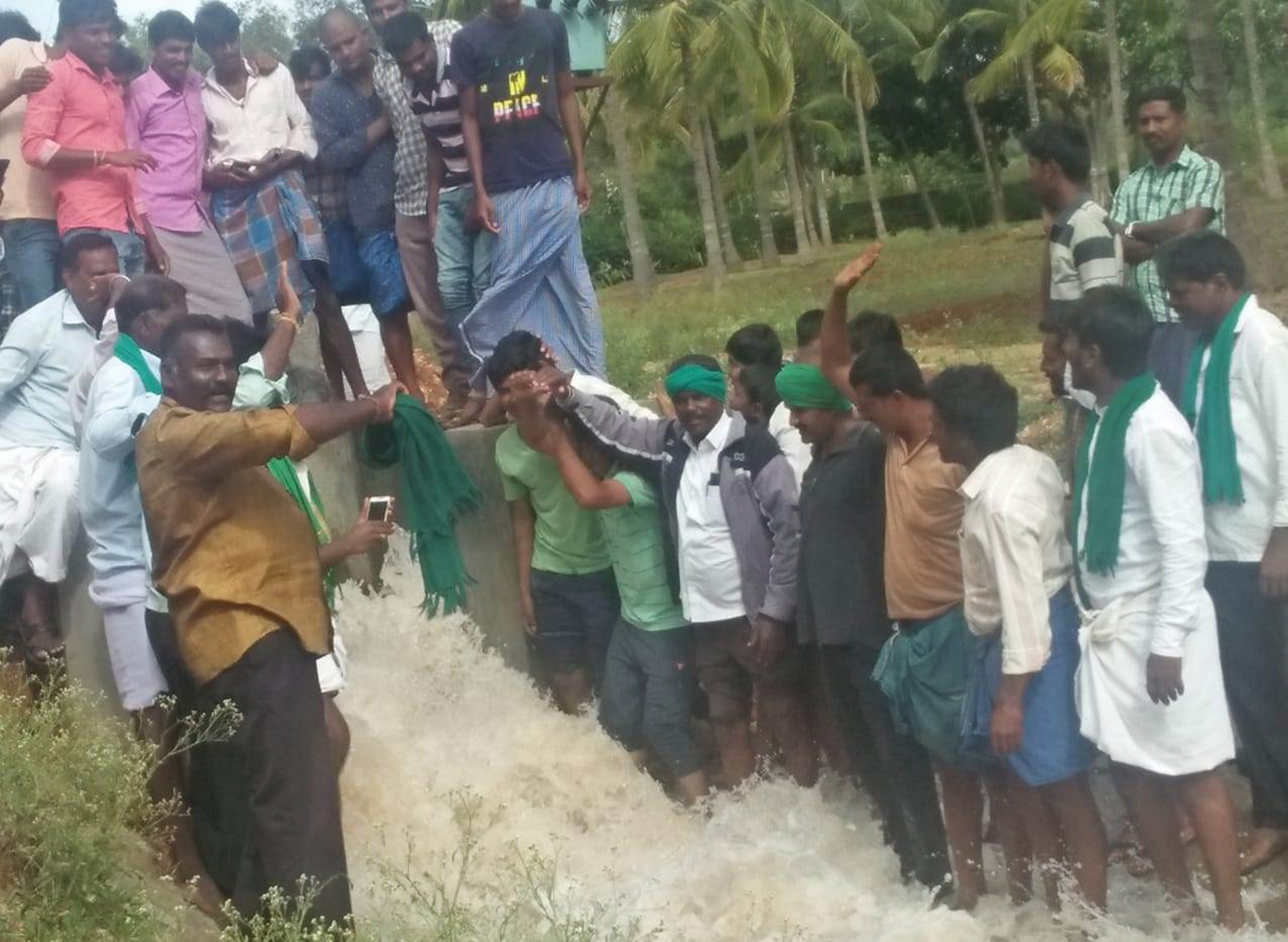 ವಡ್ಡಗೆರೆ ಕೆರೆಗೆ ನೀರು: ಸಂಭ್ರಮಾಚರಣೆ ನಡೆಸಿದ ರೈತರು