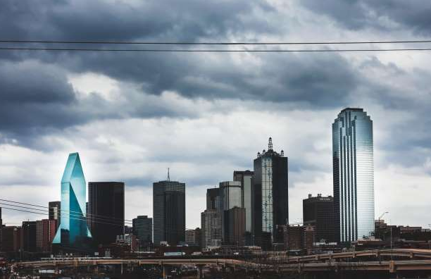 ಡಲ್ಲಾಸ್: ಭಾರೀ ಬಿರುಗಾಳಿ: 1,000 ವಿಮಾನಗಳ ಹಾರಾಟ ವ್ಯತ್ಯಯ; 82,000 ಮನೆಗಳ ವಿದ್ಯುತ್ ಕಡಿತ