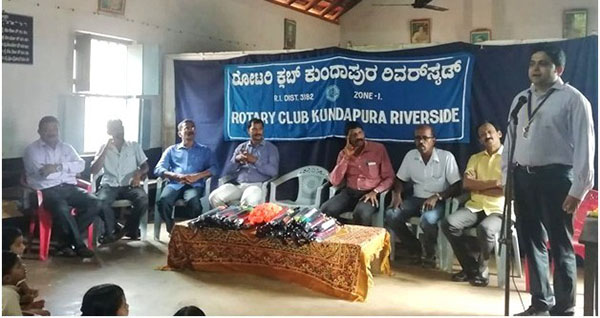 ಬಸ್ರೂರು: ಶಾಲಾ ಮಕ್ಕಳಿಗೆ ಕೊಡೆ, ಡೈರಿ ವಿತರಣೆ