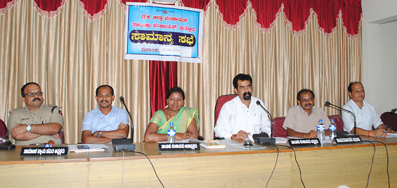 ವಿಶ್ವವಿದ್ಯಾಲಯ ಘಟಕ ನಿರ್ಮಾಣ ಸ್ಥಳದ ಮರ ತೆರವು ಮಾಡದ ಅರಣ್ಯ ಇಲಾಖೆ: ಸದಸ್ಯರ ಆಕ್ರೋಶ