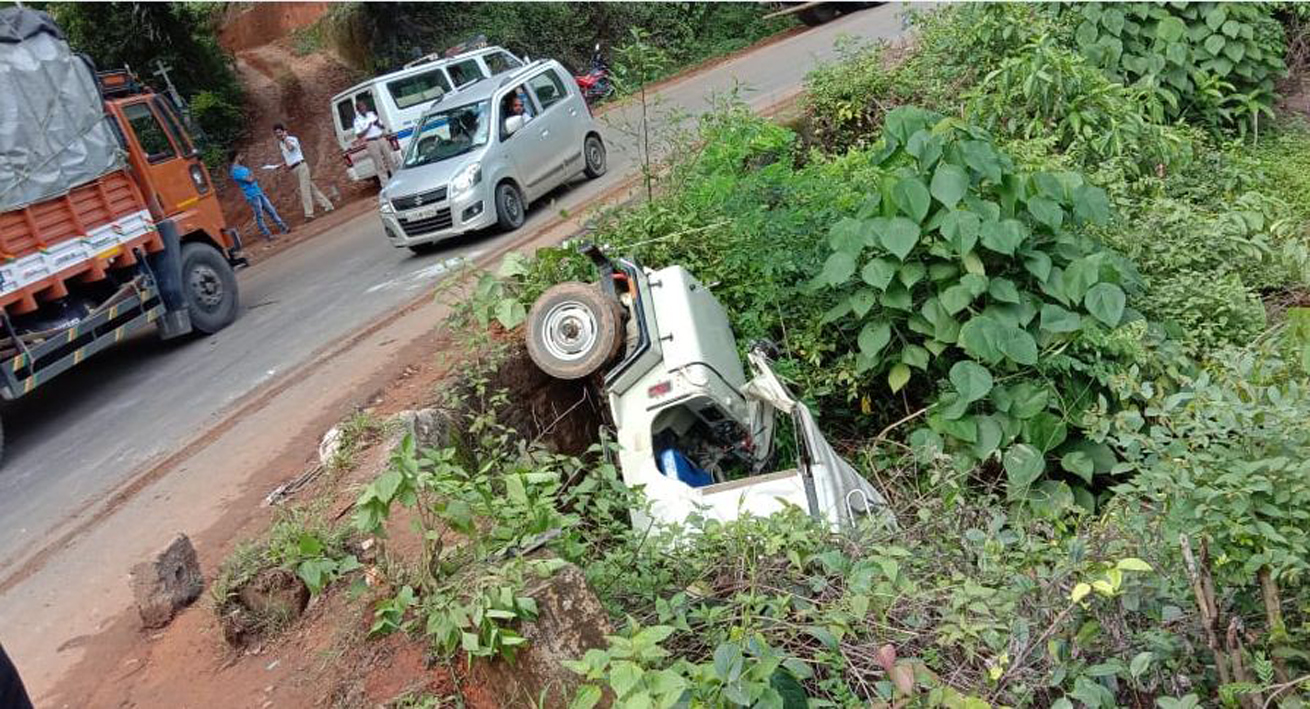 ಉಪ್ಪಿನಂಗಡಿ: ಟ್ಯಾಂಕರ್ ಢಿಕ್ಕಿ; ಜೀಪು ಕಂದಕಕ್ಕೆ