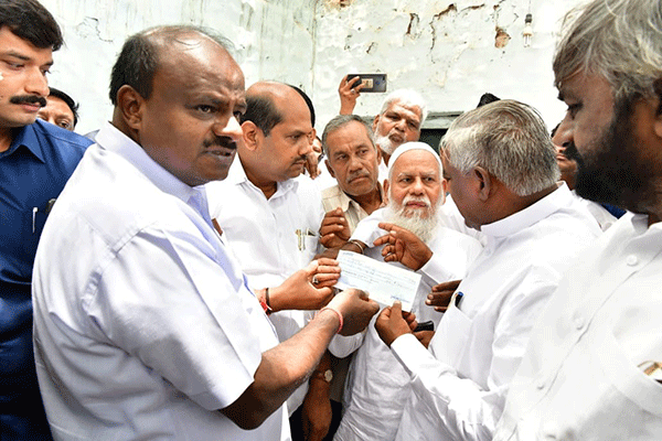 ಬಸವ ಕಲ್ಯಾಣ: ಮನೆ ಛಾವಣಿ ಕುಸಿದು 6 ಮಂದಿ ಮೃತಪಟ್ಟವರ ಕುಟುಂಬಕ್ಕೆ 24 ಲಕ್ಷ ರೂ. ಪರಿಹಾರಧನ ವಿತರಿಸಿದ ಸಿಎಂ