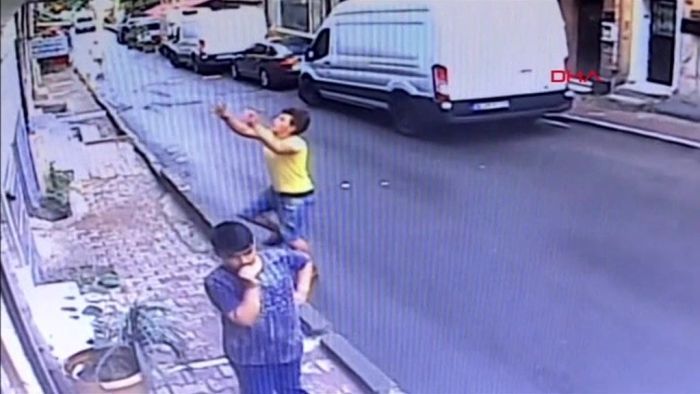 2ನೇ ಅಂತಸ್ತಿನಿಂದ ಬಿದ್ದ 2 ವರ್ಷದ ಮಗುವನ್ನು ಹಿಡಿದು ರಕ್ಷಿಸಿದ ಯುವಕ: ವಿಡಿಯೋ ವೈರಲ್