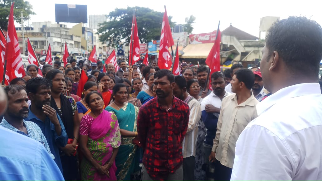 ಚಿಕ್ಕಮಗಳೂರು: ವಿವಿಧ ಬೇಡಿಕೆಗಳ ಈಡೇರಿಕೆಗೆಗೆ ಒತ್ತಾಯಿಸಿ ಕಟ್ಟಡ ಕಾರ್ಮಿಕರಿಂದ ಧರಣಿ