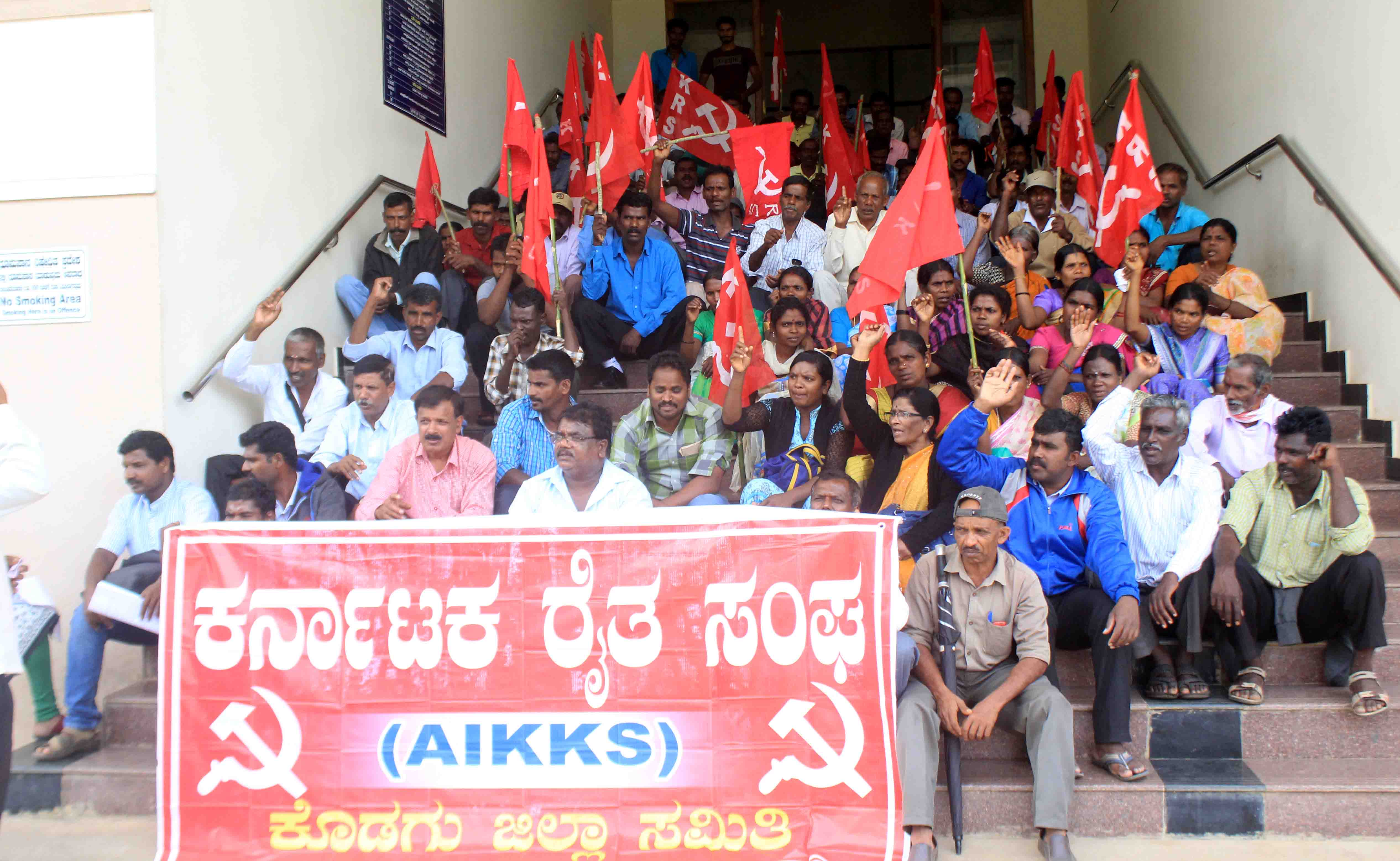 ವಿವಿಧ ಬೇಡಿಕೆಗಳ ಈಡೇರಿಕೆಗೆ ಆಗ್ರಹ: ಮಡಿಕೇರಿಯಲ್ಲಿ ರೈತ ಸಂಘ ಧರಣಿ