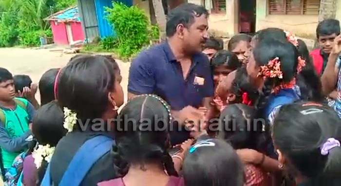 ವರ್ಗಾವಣೆಗೊಂಡ ಶಿಕ್ಷಕ: ಶಾಲೆ ಬಿಟ್ಟು ಹೋಗದಂತೆ ಕಣ್ಣೀರಿಟ್ಟ ವಿದ್ಯಾರ್ಥಿಗಳು