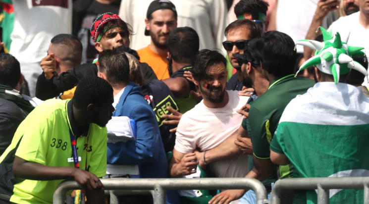 ಪಂದ್ಯ ಆರಂಭಕ್ಕೂ ಮುನ್ನ ಸ್ಟೇಡಿಯಂ ಹೊರಗೆ ಹೊಡೆದಾಡಿಕೊಂಡ ಪಾಕ್- ಅಫ್ಘಾನ್ ಅಭಿಮಾನಿಗಳು