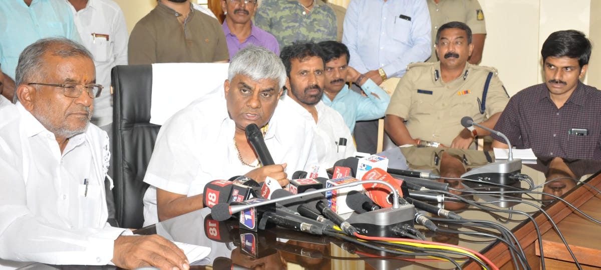 ಸಮ್ಮಿಶ್ರ ಸರ್ಕಾರ ಬೀಳುವುದಿಲ್ಲ, ಐದು ವರ್ಷ ಕುಮಾರಸ್ವಾಮಿಯೇ ಸಿಎಂ: ಸಚಿವ ಎಚ್.ಡಿ.ರೇವಣ್ಣ