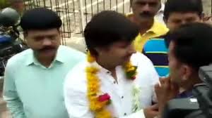 ಬ್ಯಾಟ್‌ನಿಂದ ಅಧಿಕಾರಿಗೆ ಹಲ್ಲೆಗೈದಿದ್ದ ಬಿಜೆಪಿ ಶಾಸಕ ಜೈಲಿನಿಂದ ಬಿಡುಗಡೆ, ಹೂಹಾರ ಹಾಕಿ ಸ್ವಾಗತ