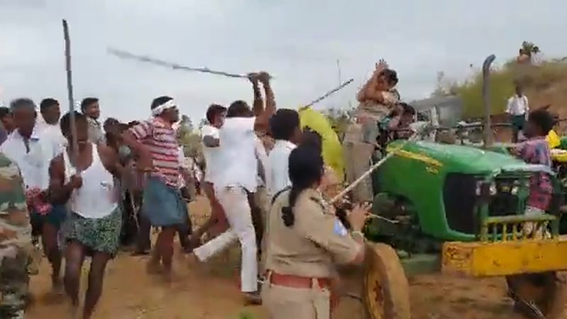 ಪೊಲೀಸ್ ತಂಡ, ಅರಣ್ಯಪಾಲಕರ ಮೇಲೆ ಟಿಆರ್‌ಎಸ್ ಕಾರ್ಯಕರ್ತರ ದಾಳಿ