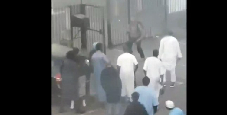 ತಪ್ಪಿದ ಅನಾಹುತ: ಲಂಡನ್ ಮಸೀದಿಗೆ ನುಗ್ಗಿದ ಶಸ್ತ್ರಸಜ್ಜಿತನನ್ನು ಹಿಡಿದು ಪೊಲೀಸರಿಗೆ ಒಪ್ಪಿಸಿದ ಮುಸ್ಲಿಮರು