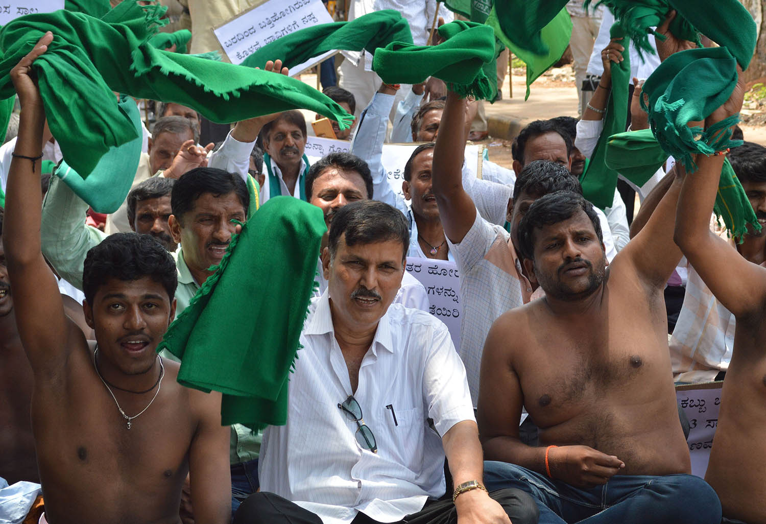ಕಬ್ಬಿನ ಬಾಕಿ ಹಣ ಬಿಡುಗಡೆಗೆ ಆಗ್ರಹಿಸಿ ರೈತರಿಂದ ಧರಣಿ