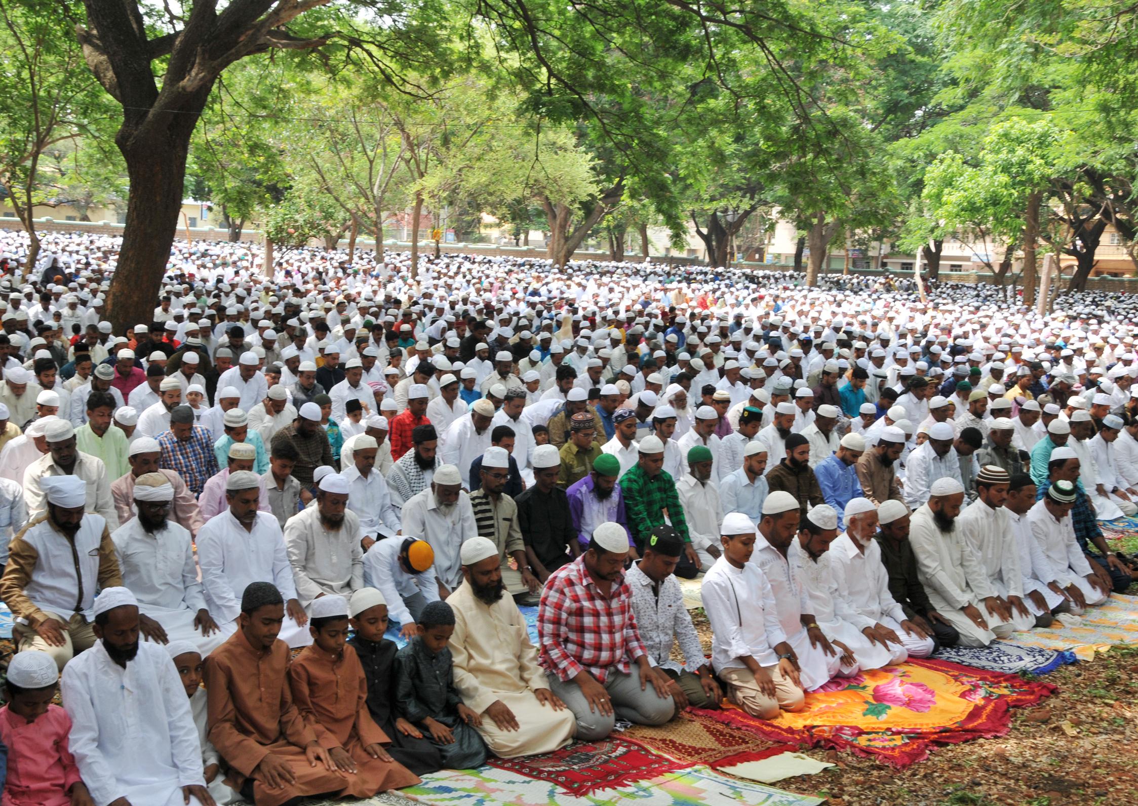 ತುಮಕೂರು ನಗರದಾದ್ಯಂತ ಸಂಭ್ರಮದ ಈದುಲ್ ಫಿತ್ರ್ ಆಚರಣೆ