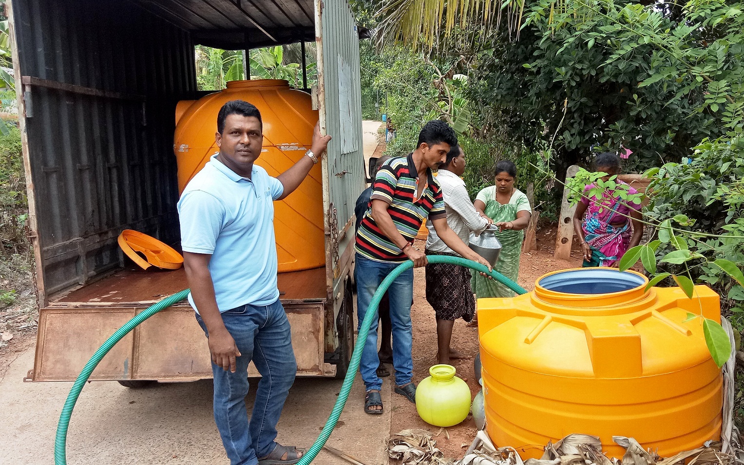 ಉಪ್ಪಿರ: 50 ಮನೆಗಳಿಗೆ ಕುಡಿಯುವ ನೀರಿನ ಸಮಸ್ಯೆ; ಉದ್ಯಮಿಯಿಂದ ಟ್ಯಾಂಕರ್ ಮೂಲಕ ನೀರು ಪೂರೈಕೆ