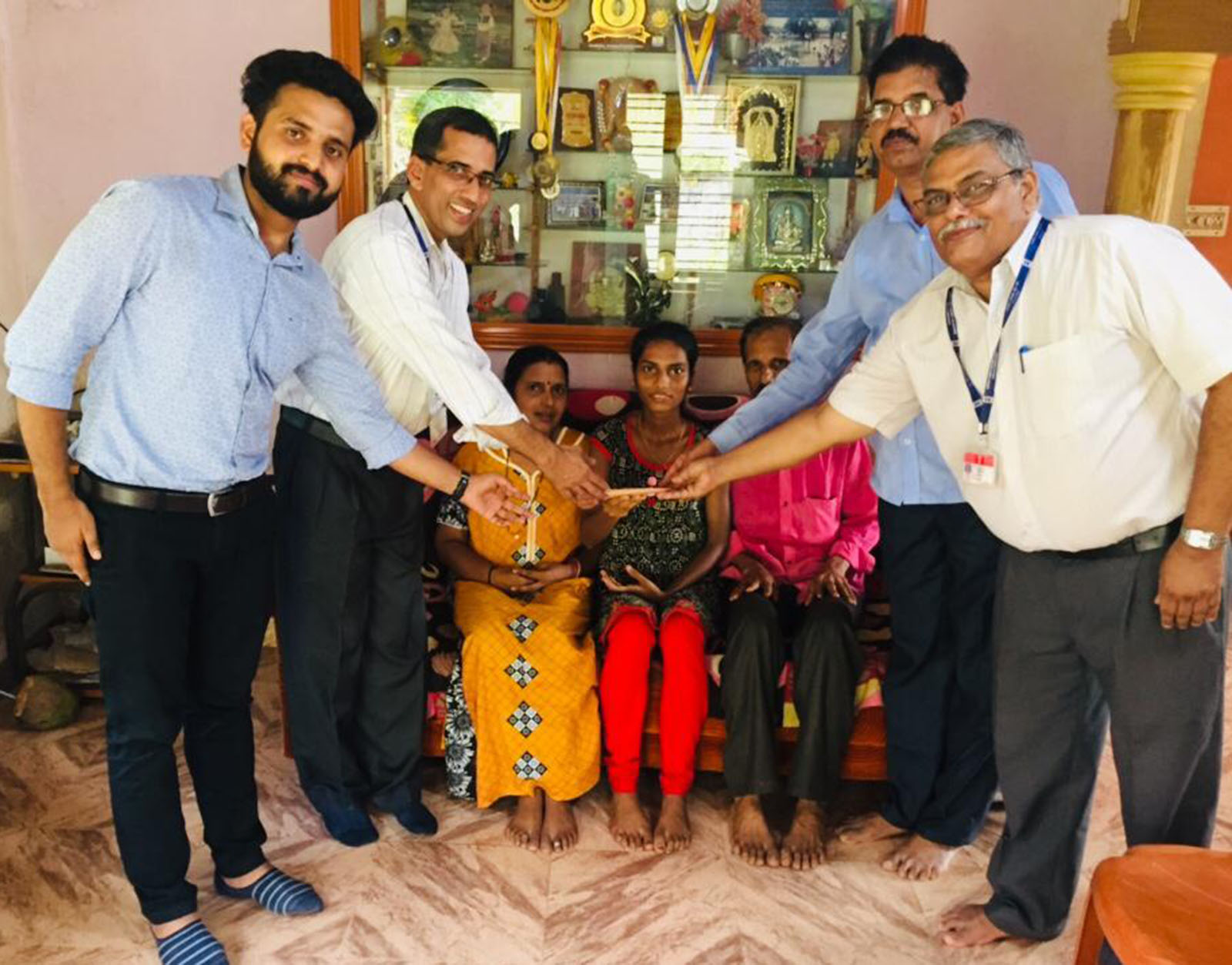 ಬೀಡಿ ಕಾರ್ಮಿಕರ ಮಗಳಿಗೆ ಧನಸಹಾಯ