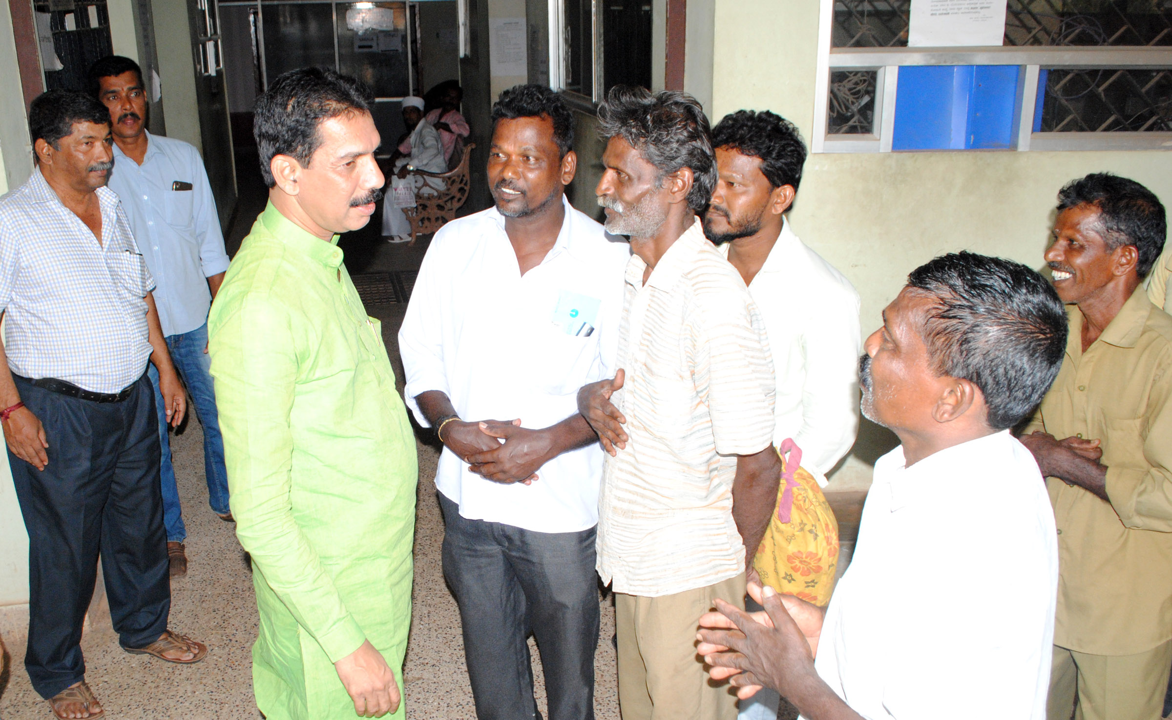 ಪುತ್ತೂರು: ವೇತನ ಬಂದಿಲ್ಲ, ಸಂಸದ ನಳಿನ್ ಕುಮಾರ್ ಮುಂದೆ ಪೌರ ಕಾರ್ಮಿಕರ ಅಳಲು