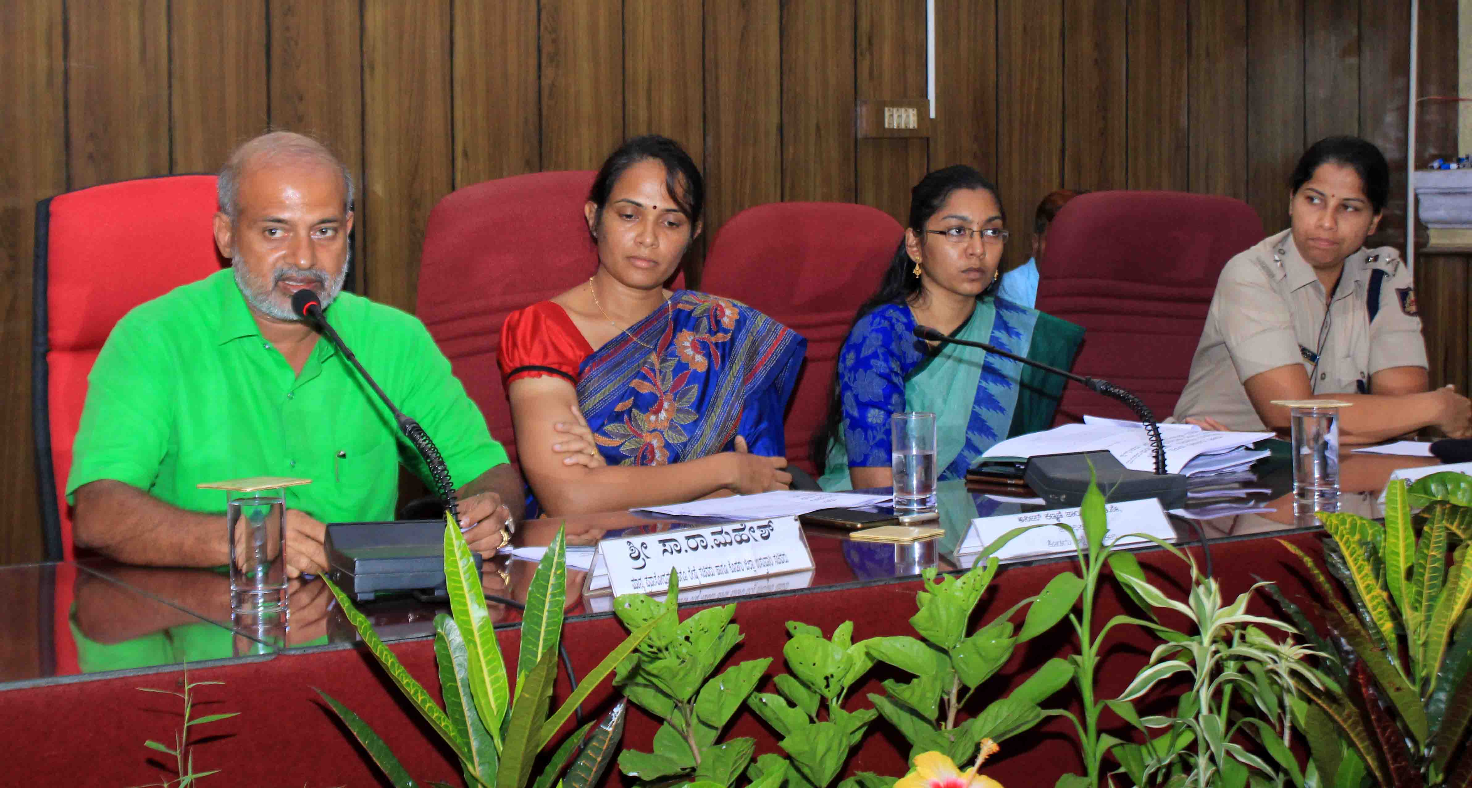 ಸಂತ್ರಸ್ತರಿಗೆ ಶೀಘ್ರ ಮನೆಗಳನ್ನು ಹಸ್ತಾಂತರಿಸಿ: ಸಚಿವ ಸಾ.ರಾ.ಮಹೇಶ್ ಸೂಚನೆ