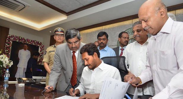 ಆಂಧ್ರಪ್ರದೇಶ ನೂತನ ಮುಖ್ಯಮಂತ್ರಿ ಜಗನ್ಮೋಹನ ರೆಡ್ಡಿ ಅಧಿಕಾರ ಸ್ವೀಕಾರ