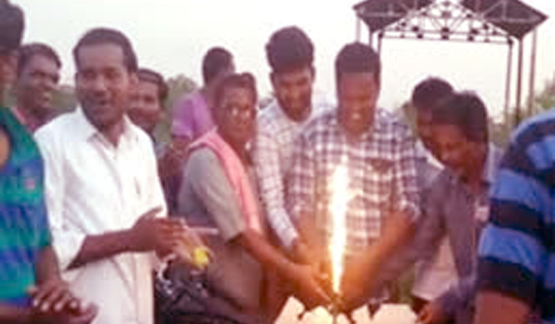 ಗೋರಿಗಳ ಮಧ್ಯೆ ಕೇಕ್ ಕತ್ತರಿಸಿ ಹುಟ್ಟುಹಬ್ಬ ಆಚರಣೆ