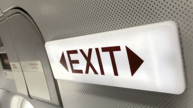 ಶೌಚಾಲಯವೆಂದು ಭಾವಿಸಿ ವಿಮಾನದ ತುರ್ತುನಿರ್ಗಮನ ದ್ವಾರ ತೆರೆದ ಪ್ರಯಾಣಿಕೆ !