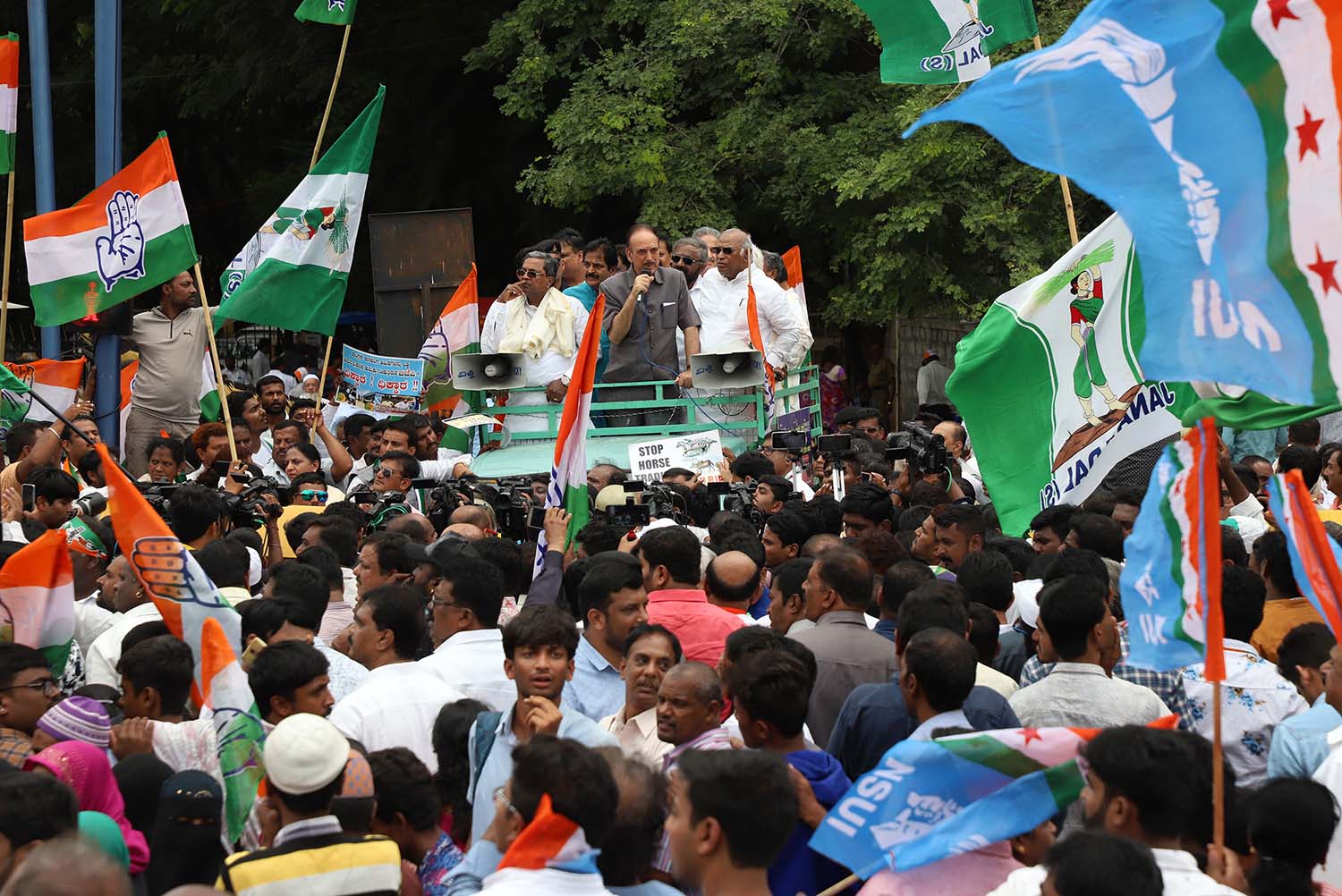 ಕಾಂಗ್ರೆಸ್-ಜೆಡಿಎಸ್ ಕಾರ್ಯಕರ್ತರಿಂದ ರಾಜಭವನಕ್ಕೆ ಮುತ್ತಿಗೆ ಯತ್ನ: ಪೊಲೀಸ್ ವಶಕ್ಕೆ