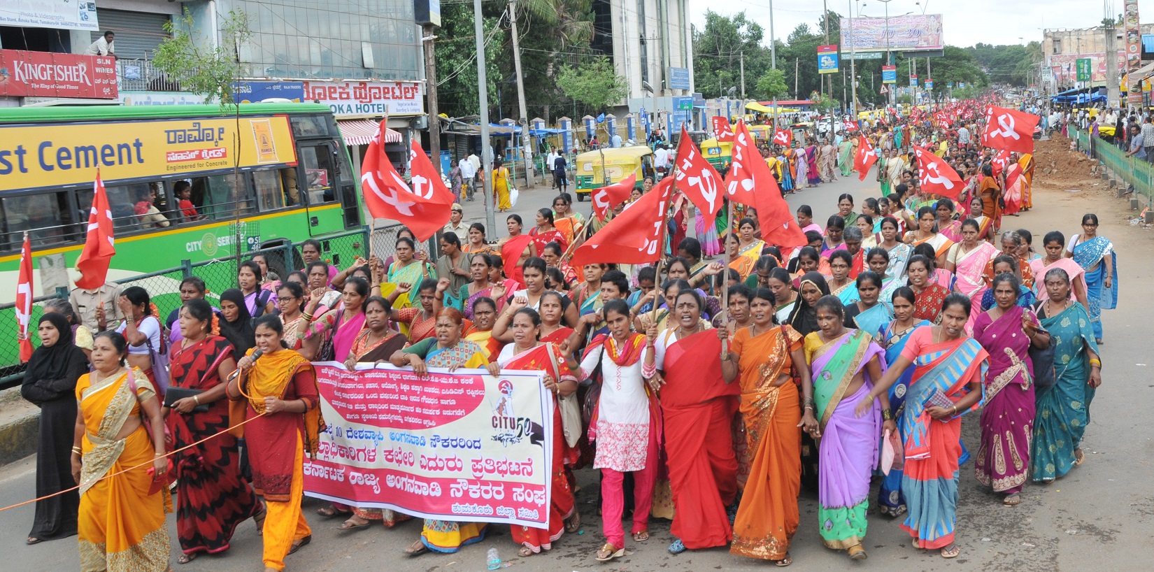 ತುಮಕೂರು: ವಿವಿಧ ಬೇಡಿಕೆಗಳ ಈಡೇರಿಕೆಗೆ ಒತ್ತಾಯಿಸಿ ಅಂಗನವಾಡಿ ಕಾರ್ಯಕರ್ತೆಯರ ಧರಣಿ